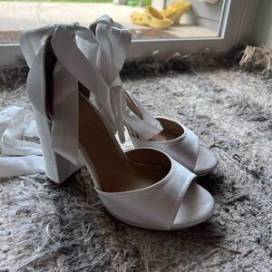 Lulu size 9 ivory/white heels